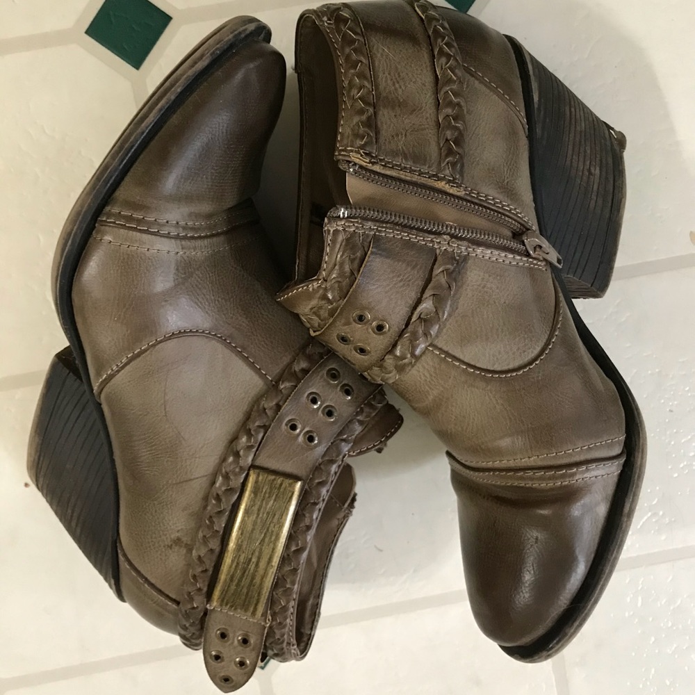 8.5 SUPER CUTE MODERN WESTERN ANKLE BOOTS.